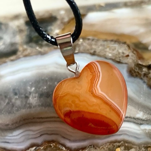 None Jewelry - 2396 Chic Heart-Shaped Agate Necklace in Warm Tones